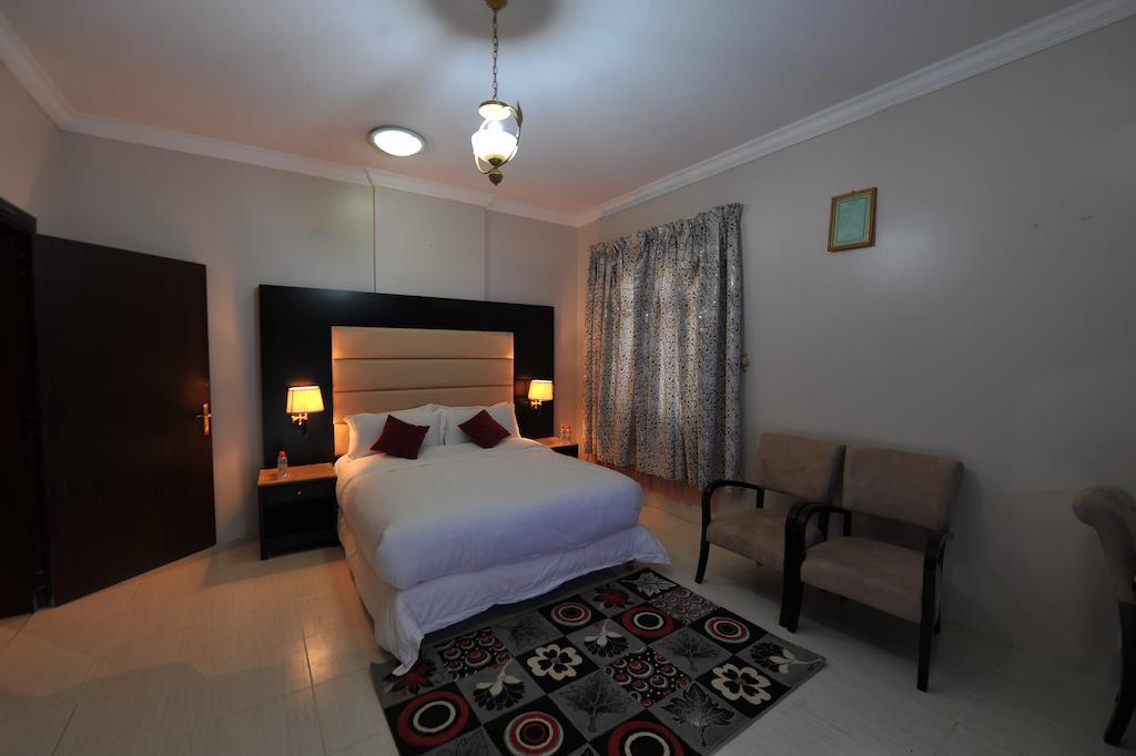 Janadriyah Suites 13 Nadinah Habitación foto
